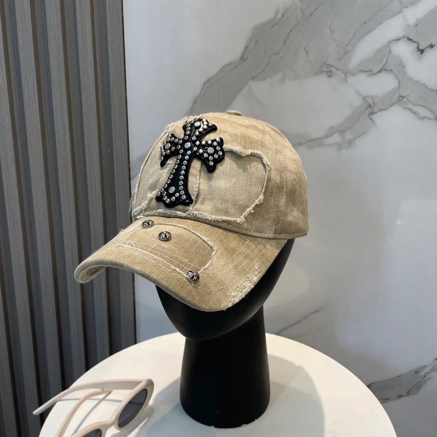 P76 Crow Heart 🆕🆕25 new baseball cap, stylish and classic cross logo, casual with a cool feeling, unisex style, same style for men and women! Very easy to match! Head circumference: 56-58cm is available